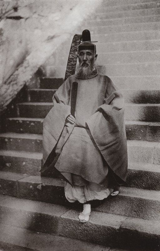 En Shinto-præst (s/h-billede) af Herbert Ponting