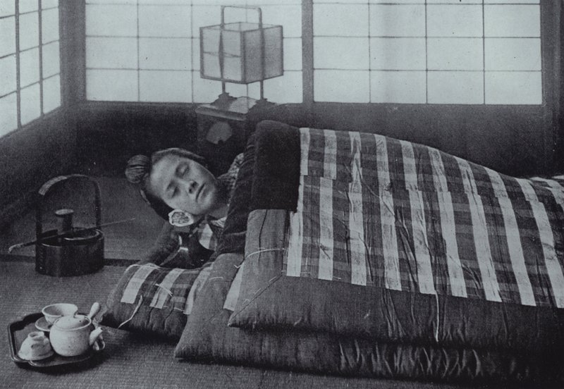 Sengetid i Japan (s/h-billede) af Herbert Ponting