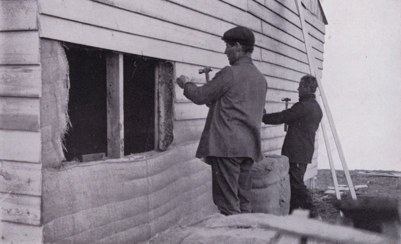 "Hytten blev rejst" (s/h foto) af Herbert Ponting
