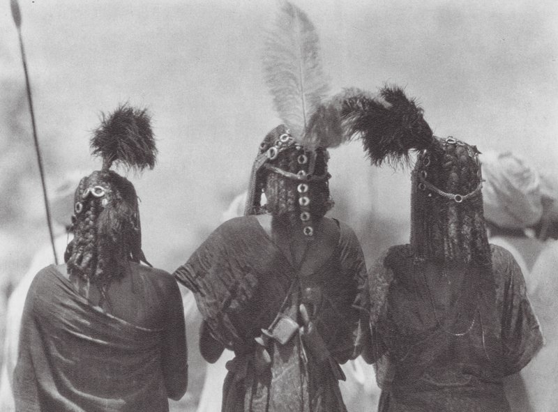Afrika: Aulad Hamid hovedbeklædning (s/h-foto) af Hugo Adolf Bernatzik
