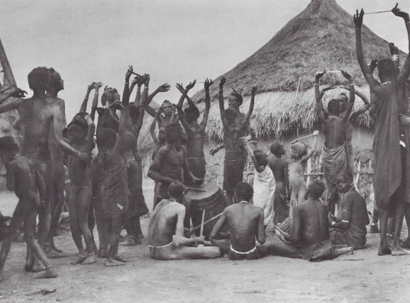 Afrika: Dinka ko-dans (s/h-foto) af Hugo Adolf Bernatzik