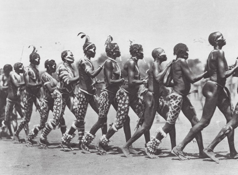 Afrika: Nuba-kvinder danser (s/h-foto) af Hugo Adolf Bernatzik