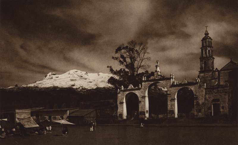 Mexico: Iztaccihuatl, set fra Amecameca (s/h-foto) af Hugo Brehme