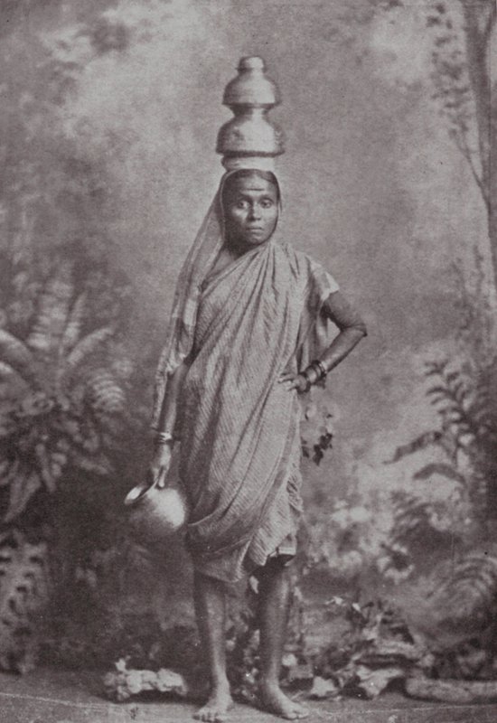 Bombay / Mumbai: Mælkepigen (s/h-foto) af Indian photographer
