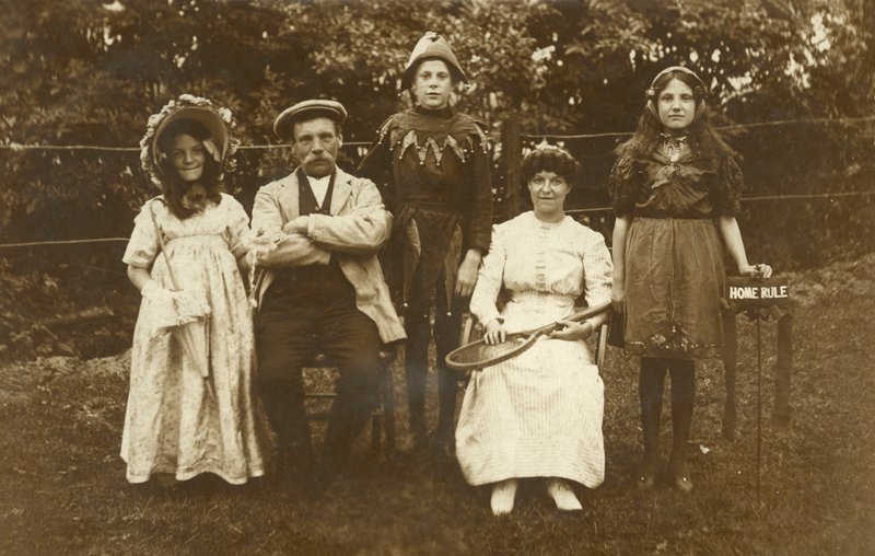 Familie iført fancy kjole af Irish Photographer