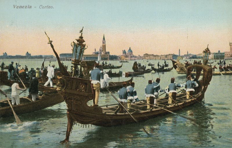 Procession i en venetiansk kanal (farvefoto) af Italian Photographer