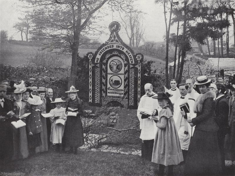 Tissington Well Dressing, læsning af salmer ved kistebrønden af J. Benjamin Stone