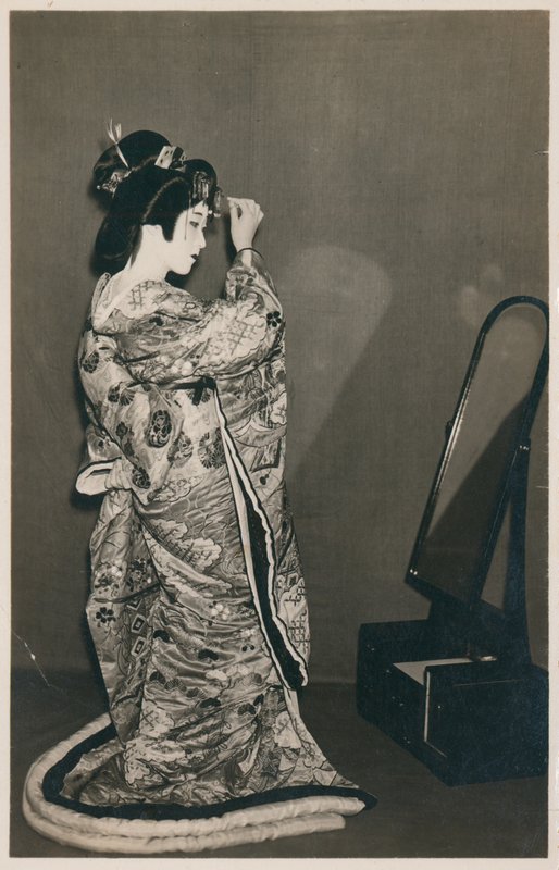 En kvinde klædt i en kimono af Japanese Photographer