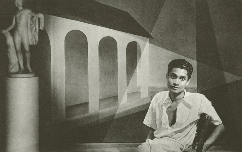 "Og intet overrasker mig" (s/h foto) af Lionel Wendt