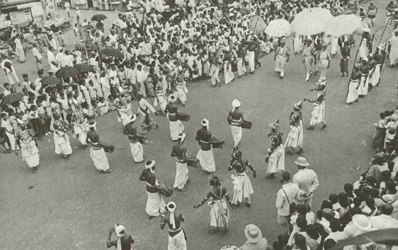 Perahera (s/h foto) af Lionel Wendt