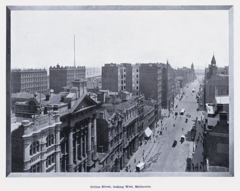 Collins Street, ser mod vest, Melbourne (s/h-billede) af Photographer Australian