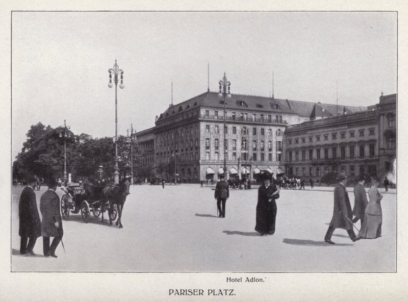 Berlin: Pariser Platz (s/h foto) af Photographer German