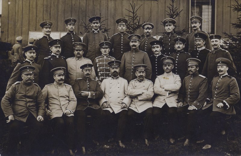 Gruppe af tyske hærofficerer (s/h foto) af Photographer German