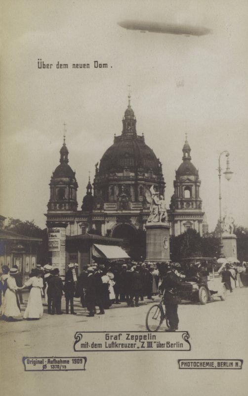 Zeppelin LZ III flyver over Berlins katedral af Photographer German