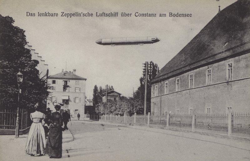 Zeppelin flyver over Konstanz, Tyskland (s/h foto) af Photographer German