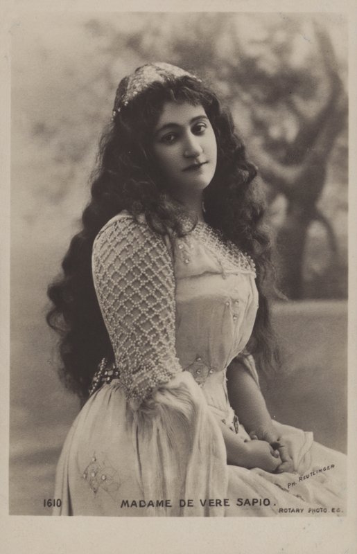 Clementine de Vere Sapio, fransk-amerikansk operasopran. af Reutlinger Studio