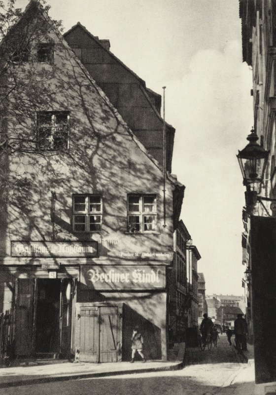 Berlin: "Nøddetræet" (s/h-billede) af Sasha Stone